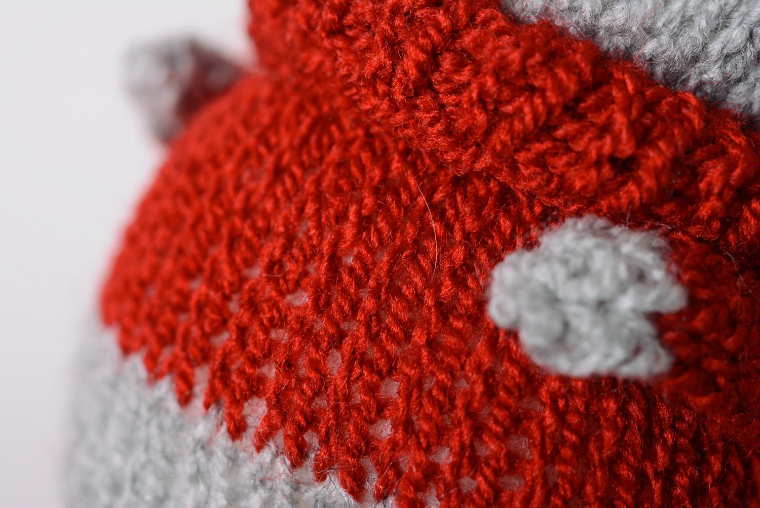 Petit jouet mou tricoté avec aiguilles Lièvre gris et rouge fait à la main photo 3