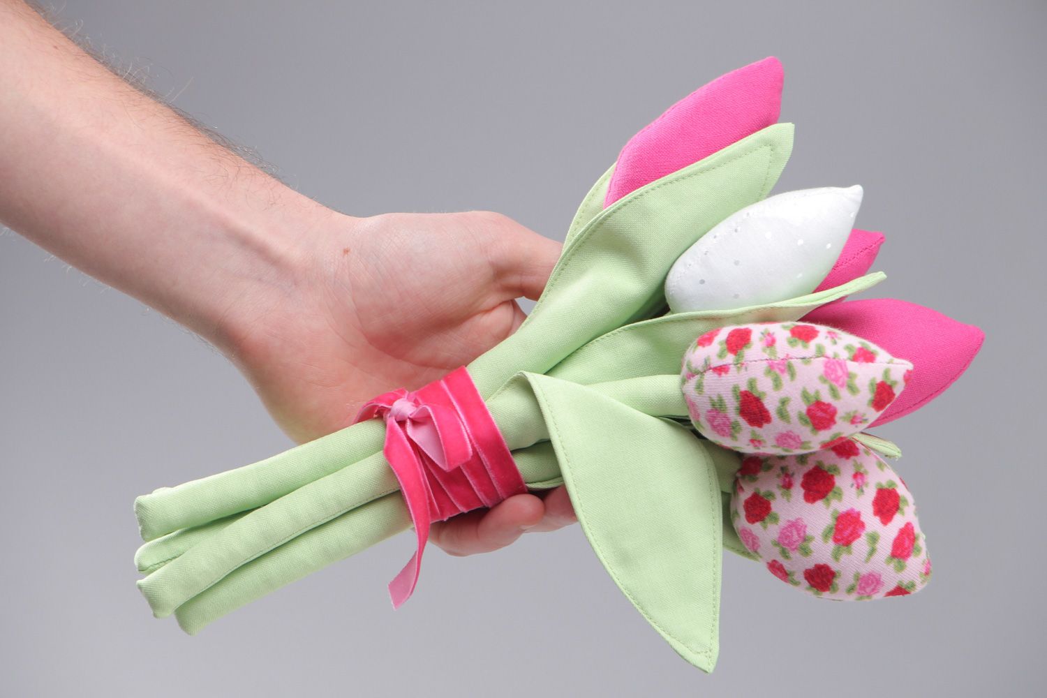 Handgemachter Blumenstrauß von Tulpen aus Baumwollstoff für Textil Dekoration foto 4