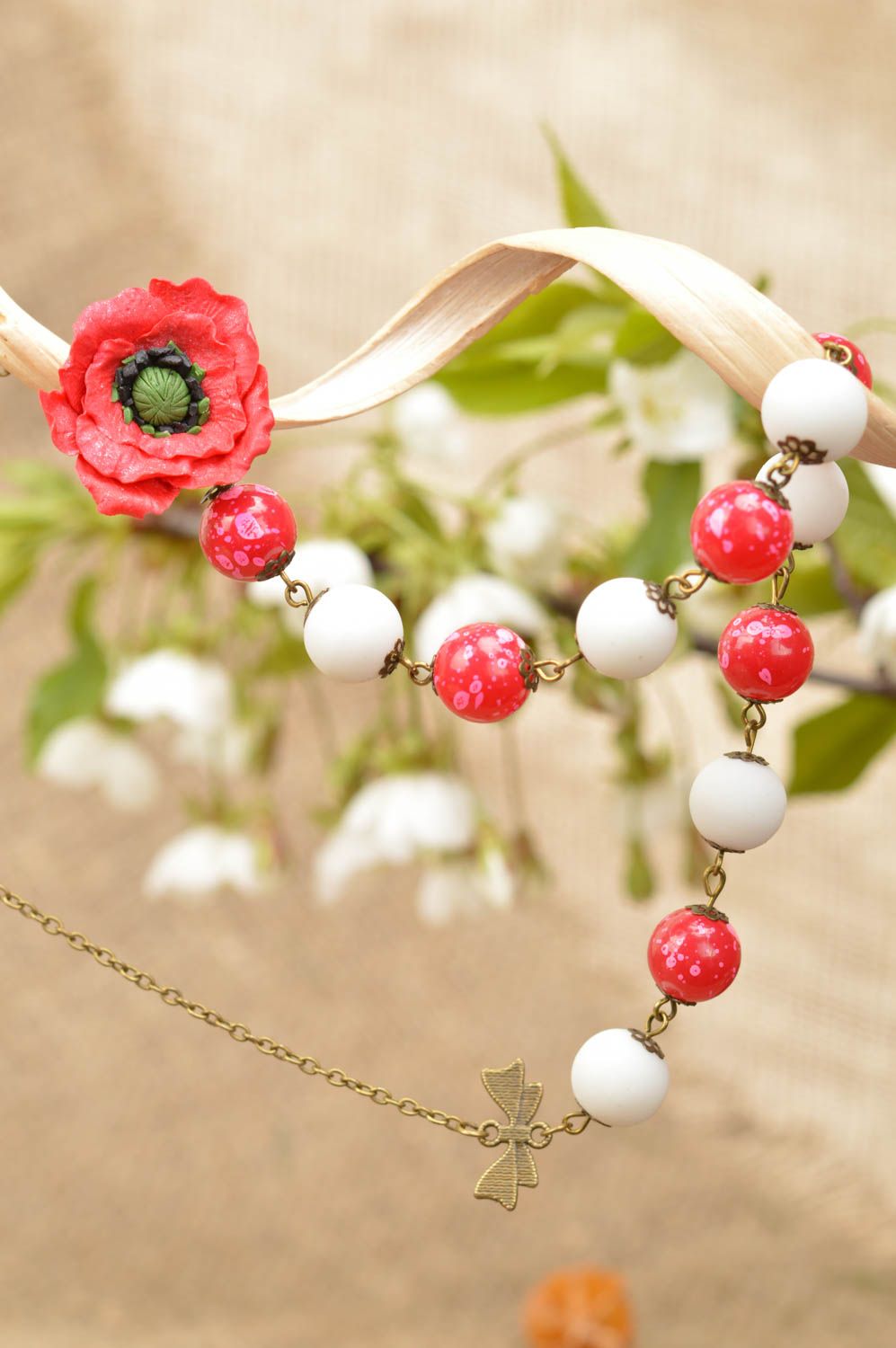 Künstlerische Halskette aus Polymerton rot mit weiß handgeschaffene Mohnblumen foto 1