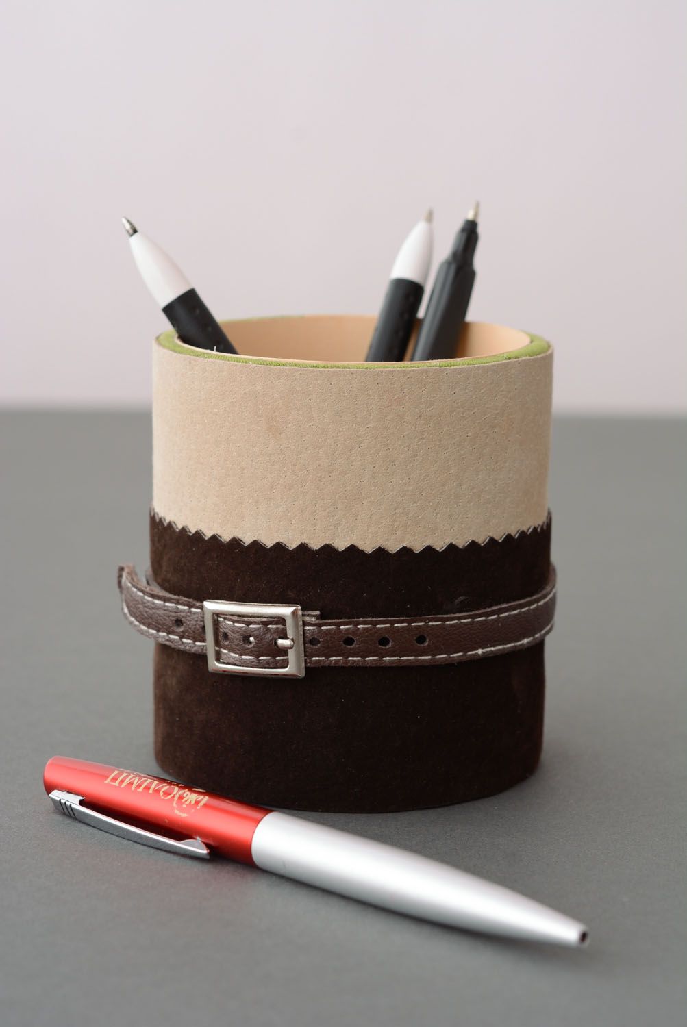 Pot à crayons en cuir fait main pratique accessoire de bureau original photo 1