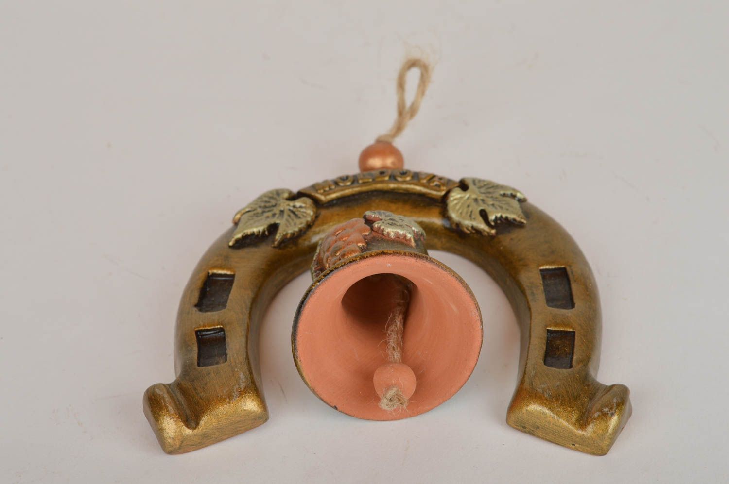 Керамическая подкова с колокольчиком из красной глины ручной работы на петельке фото 5