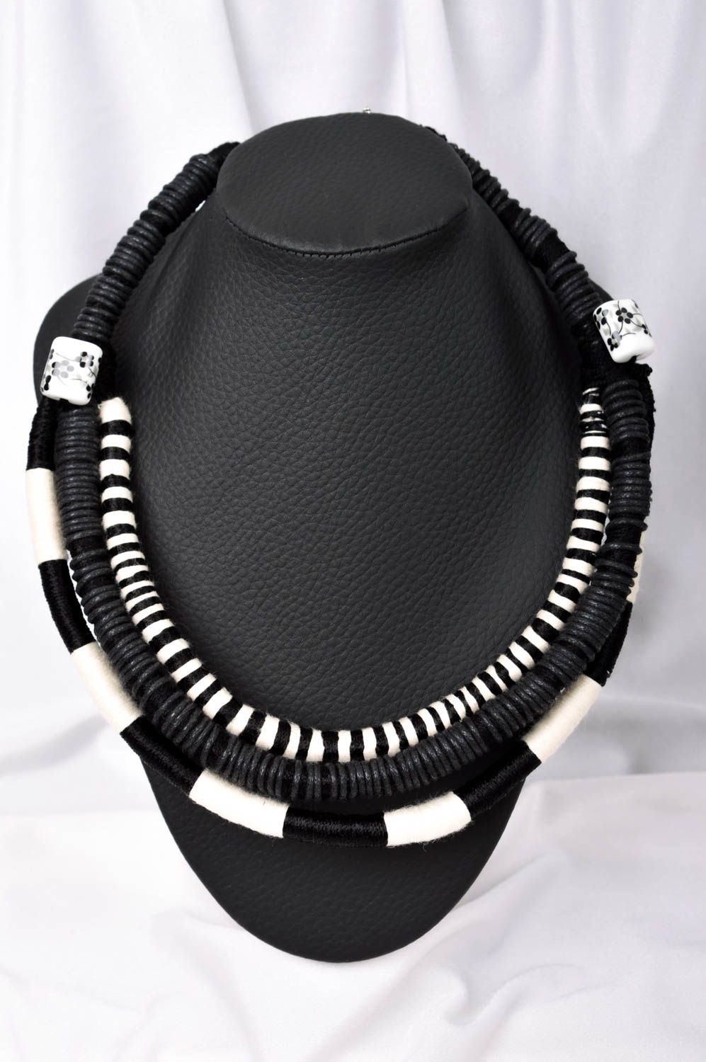 Collier textile Bijou fait main fils massif noir blanc Accessoire femme photo 1