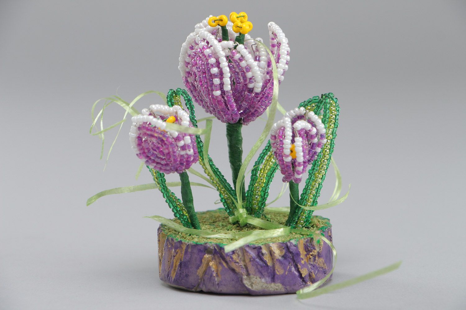 Support avec fleurs en perles de rocaille mauves crocus fait main original photo 2