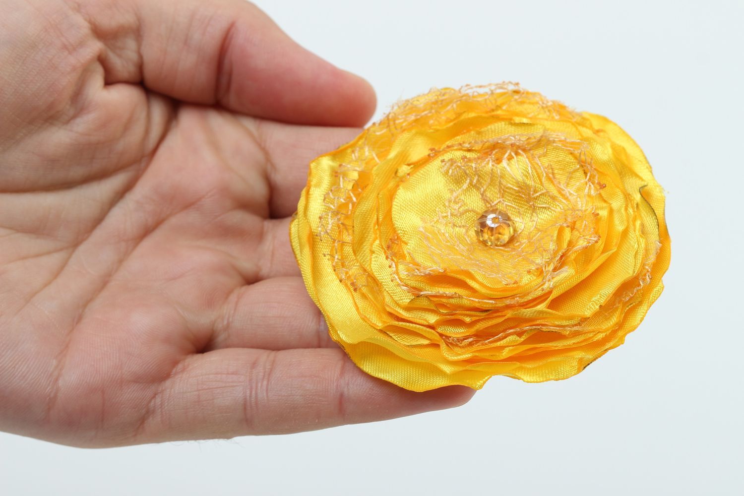 Handmade Schmuck Brosche Haarspange Blume Accessoire für Frauen aus Atlas gelb  foto 5