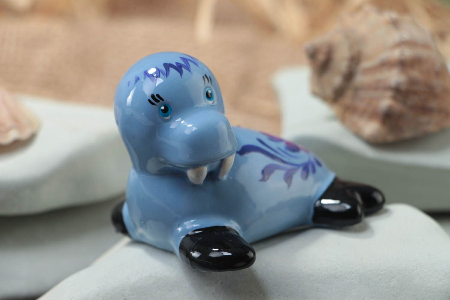 Blaue kleine Deko Statuette aus Gips mit Bemalung Seehund Künstler Handarbeit foto 1