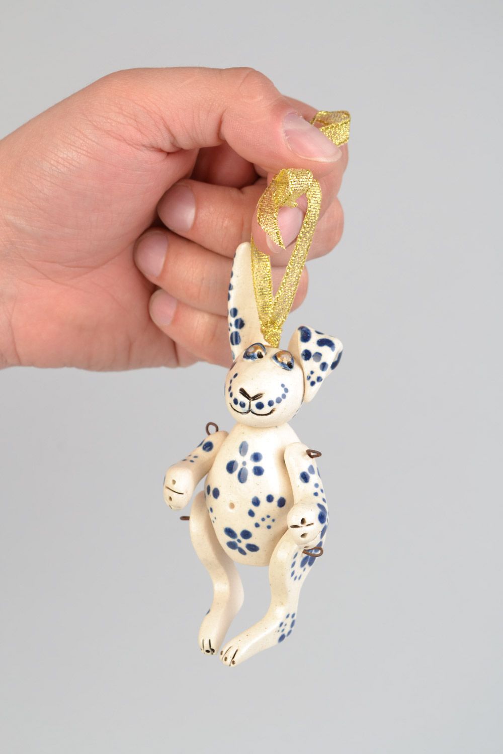 Глиняная подвеска для интерьера с росписью глазурью в виде кролика ручной работы фото 2