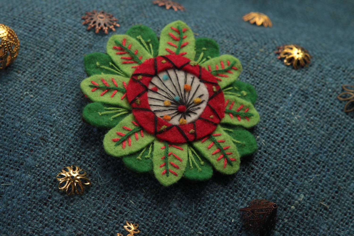 Broche de fieltro flor de colores hecho a mano accesorio de moda regalo original foto 1