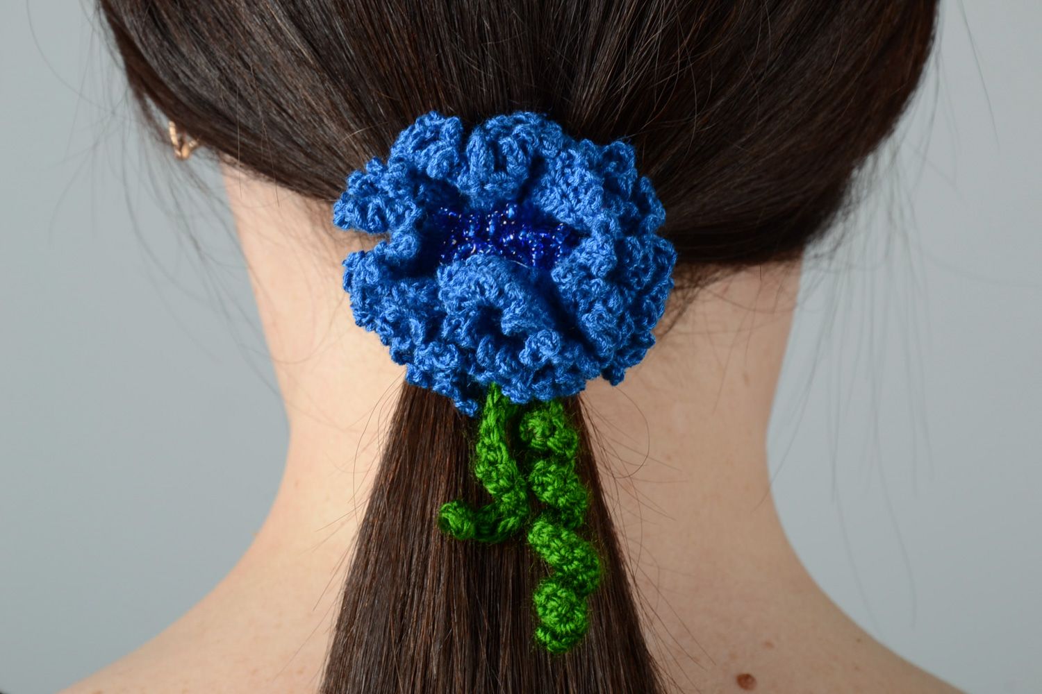 Élastique cheveux fait main avec fleur tricoté au crochet original bleu photo 2