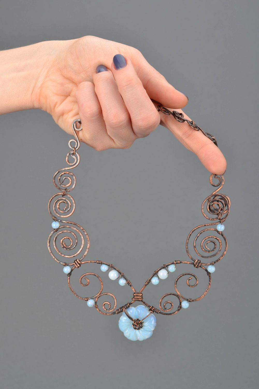 Collar artesanal de cobre con piedra lunar Flor de Luna foto 2