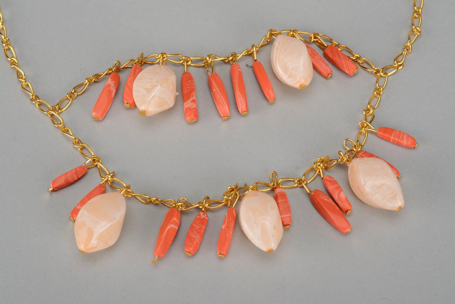 Halskette mit Kunststeinen Beige Koralle foto 1