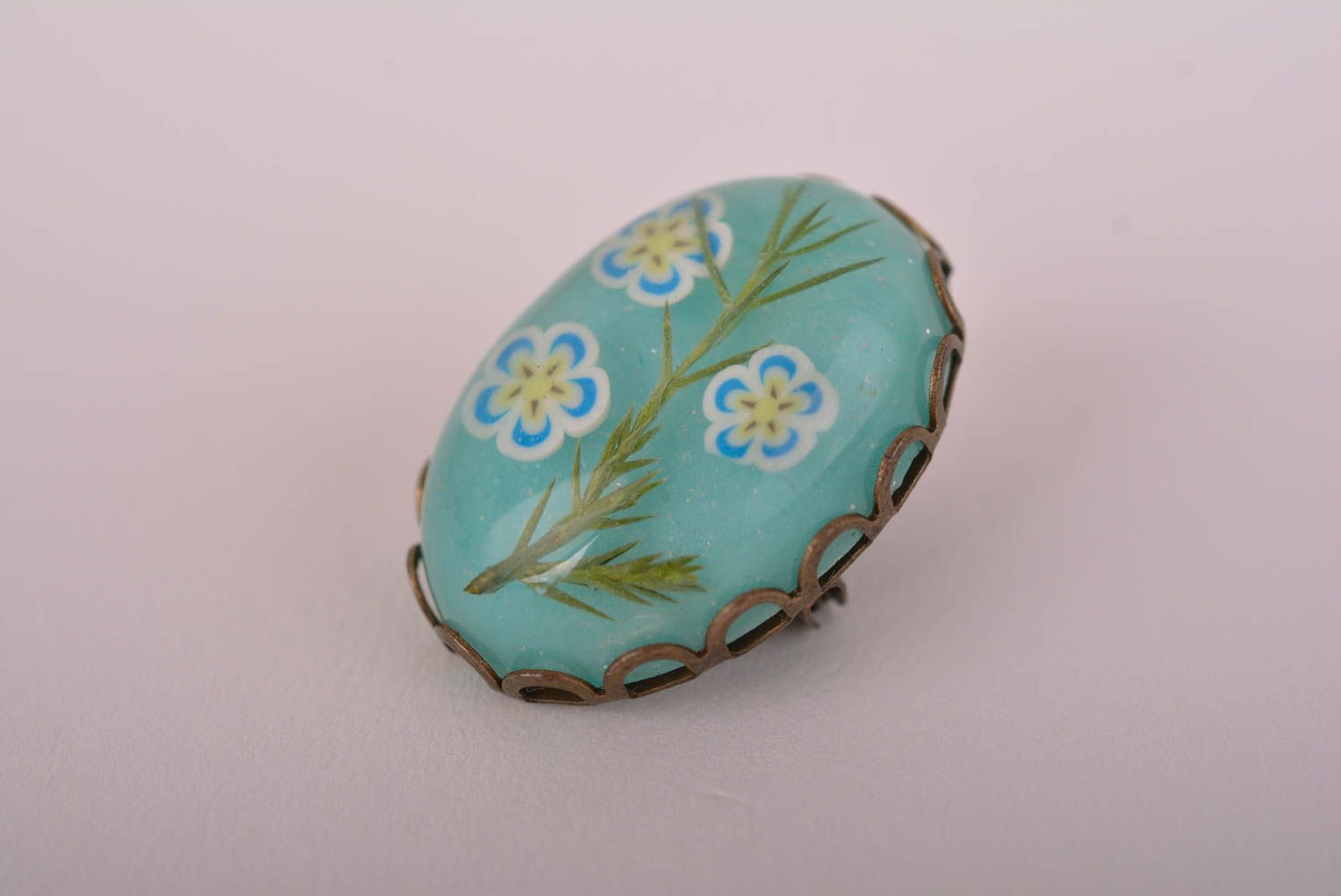 Broche bleue Bijou fait main ovale résine époxy métal fleurs Accessoire femme photo 2