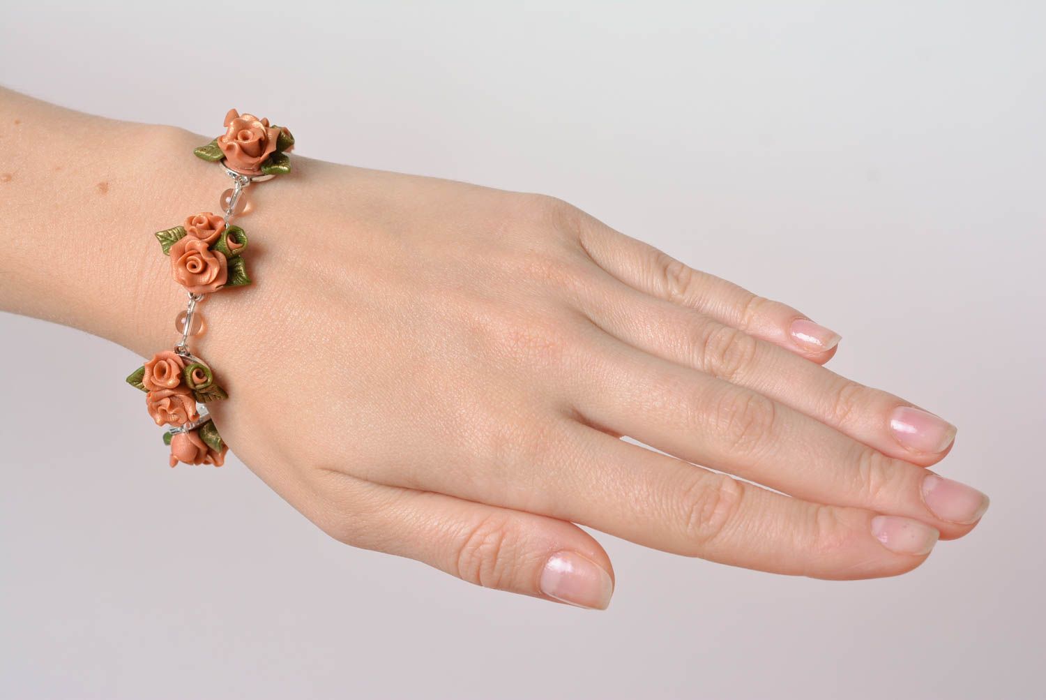 Bracelet fleurs en pâte polymère Roses chaîne métallique original fait main photo 3
