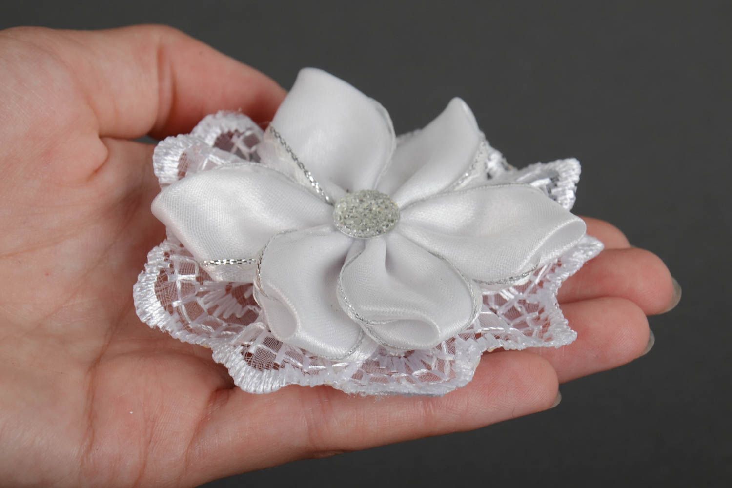 Weiße dekorative Blumen für Schmucksachen aus Atlasbändern Set 2 Stück handmade foto 5