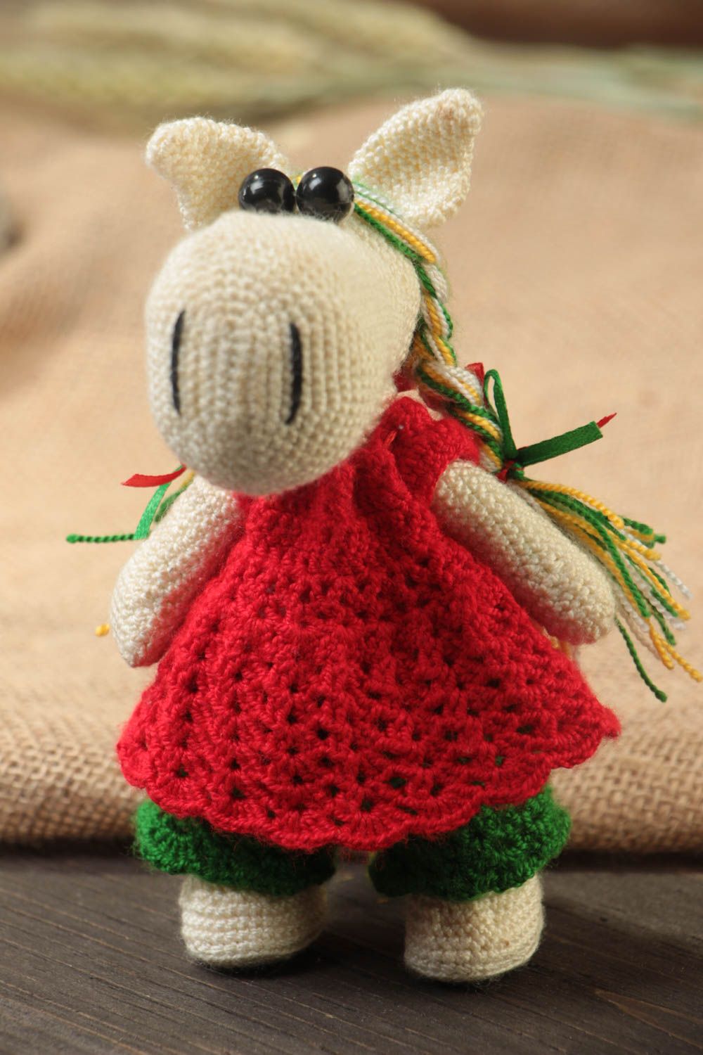 Doudou cheval tricoté au crochet en fils acryliques fait main en robe rouge photo 1