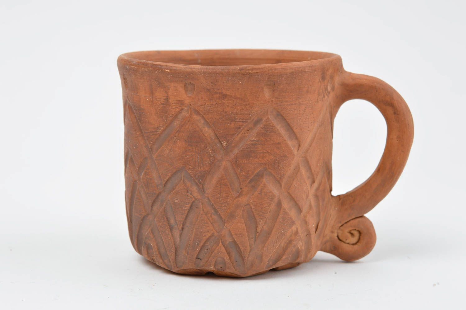 Красивая керамическая чашка из красной глины с простым орнаментом ручная работа фото 2