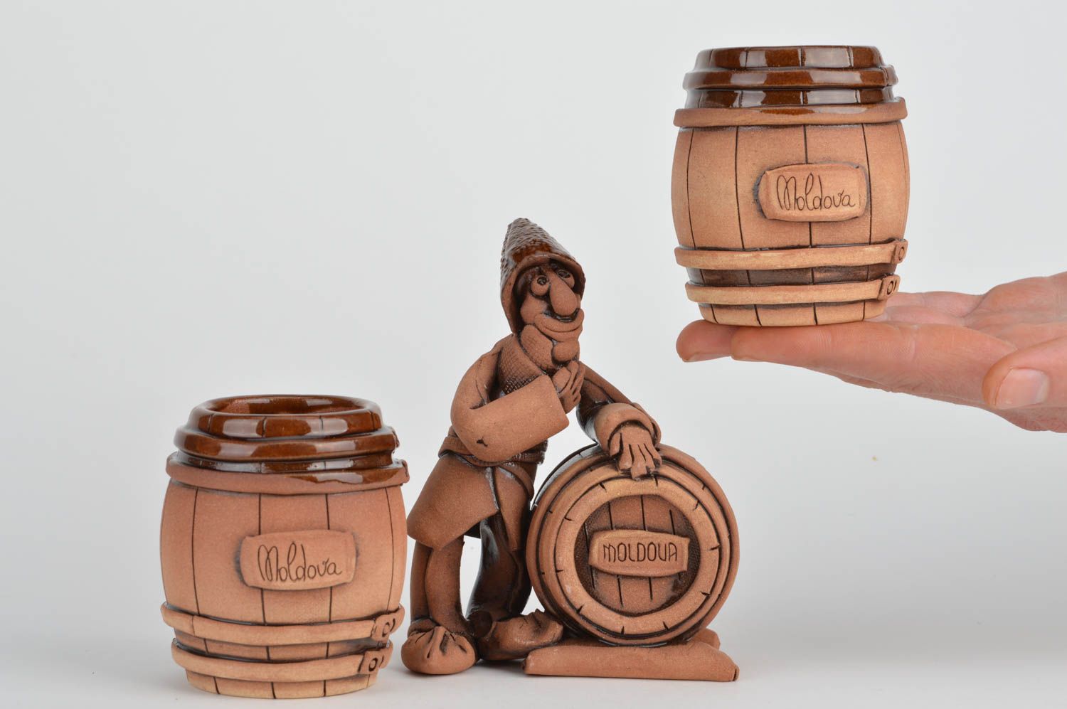 Ensemble de figurine et 2 gobelets en céramique fait main brun pour vin   photo 3