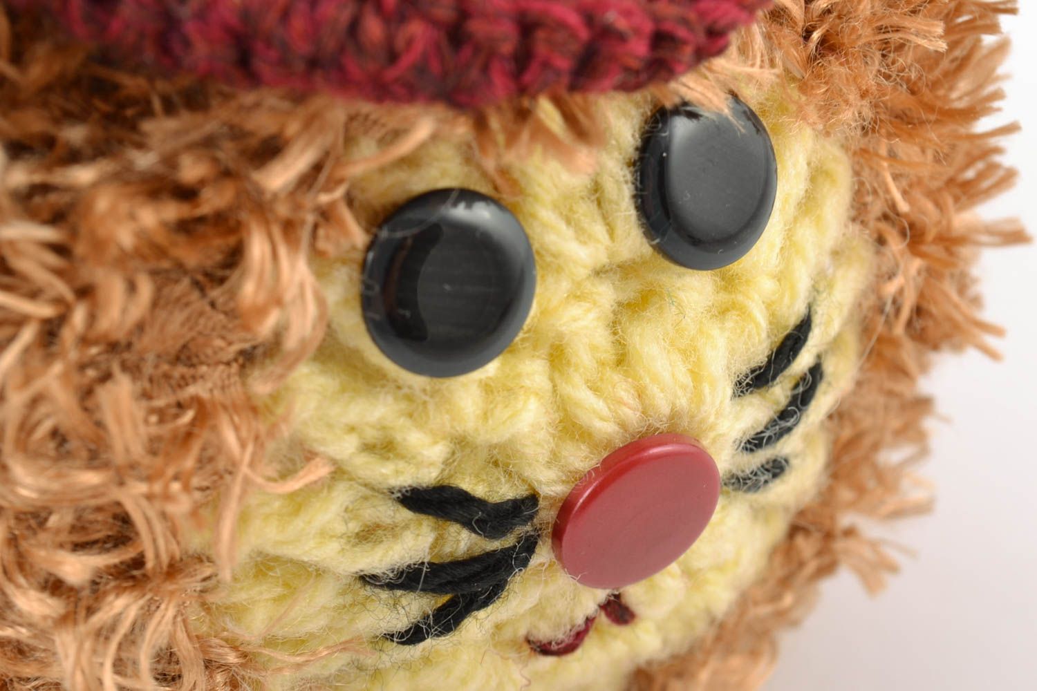 Мягкая вязаная игрушка из шерсти кот в шляпе рыжий ручной работы маленькая фото 3