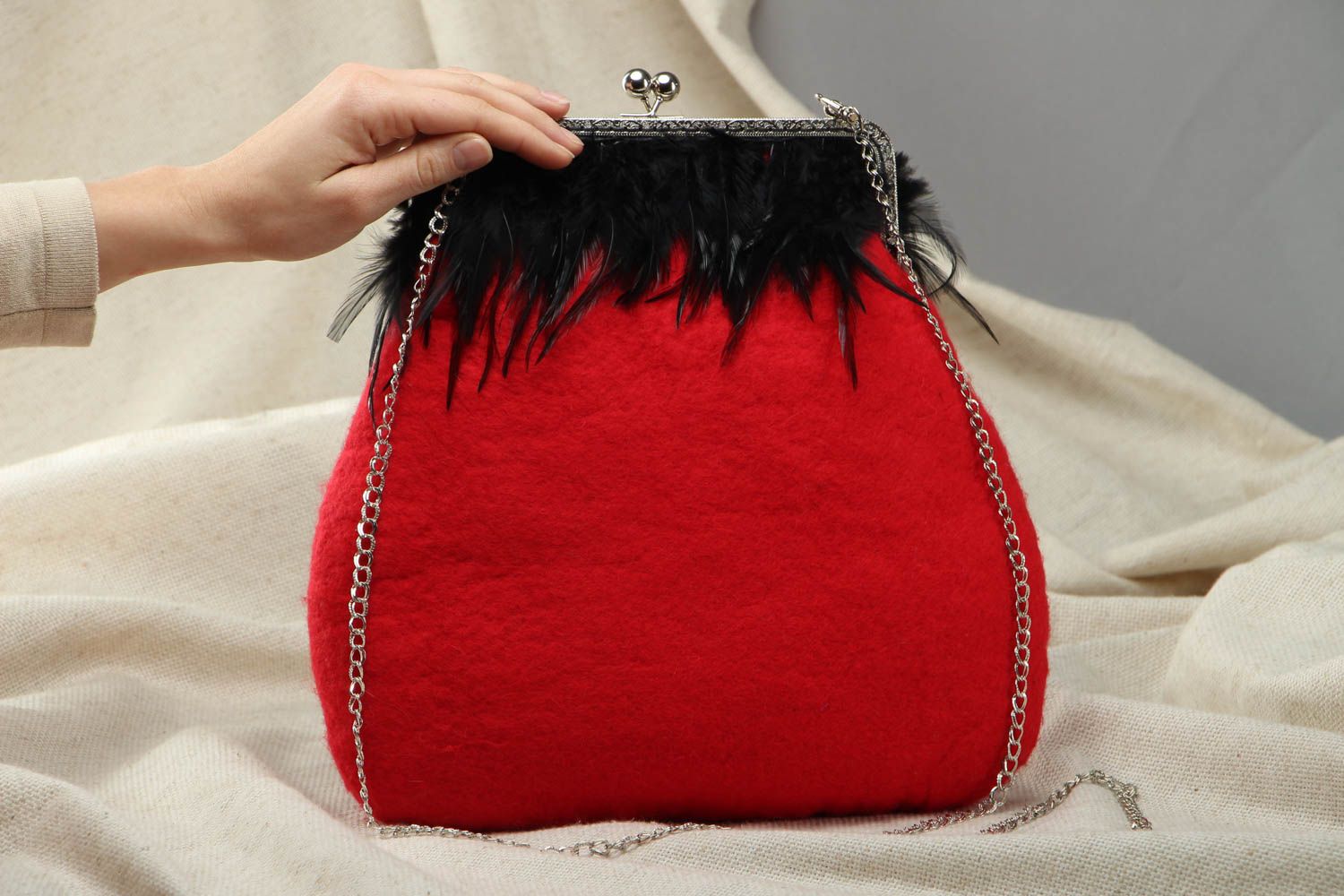 Wool shoulder bag with chain and feathers photo 4
