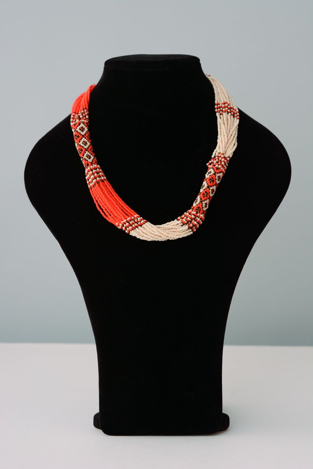 Rot weißes Collier aus Glasperlen Geometrie  foto 1