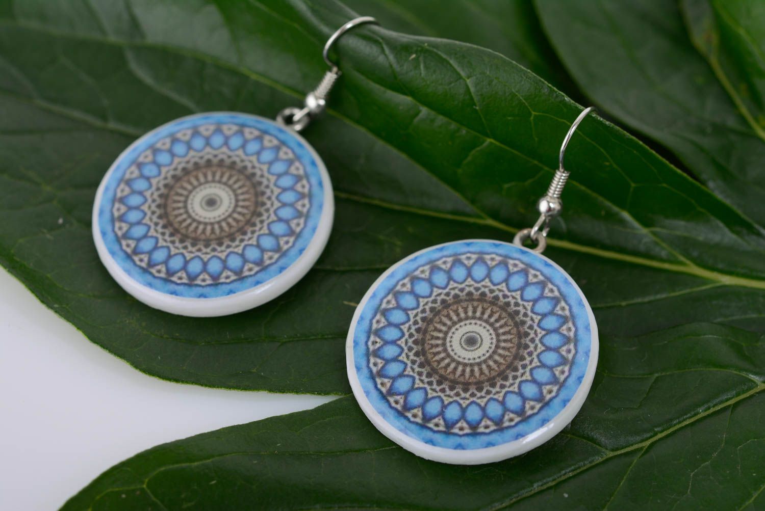 Pendientes de arcilla polimérica artesanales azules con ornamento decoupage  foto 3