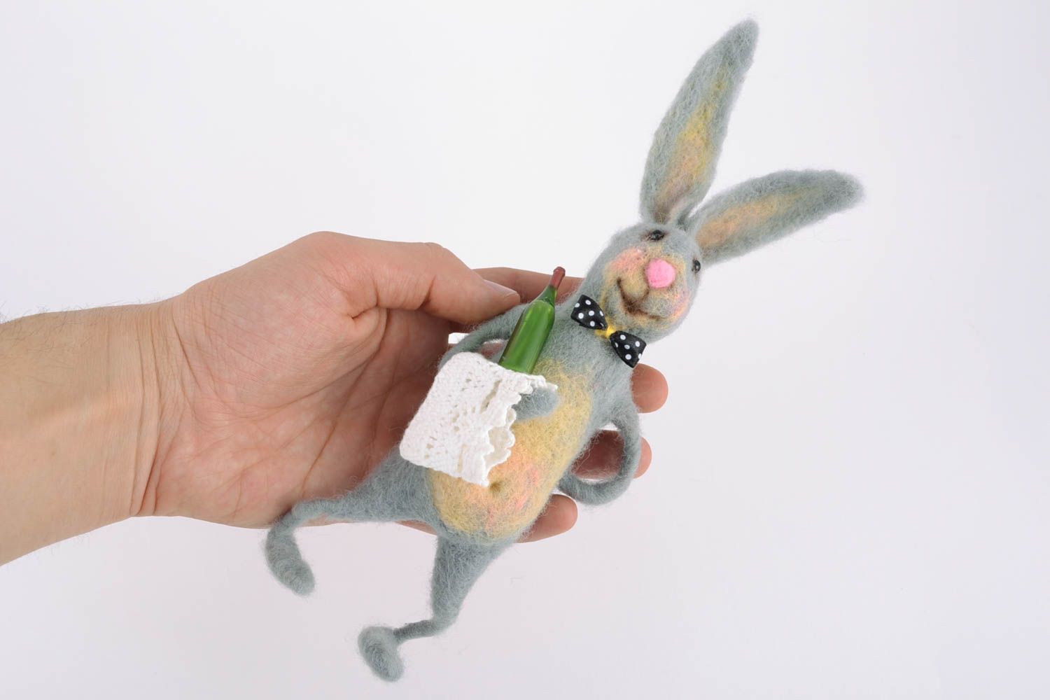 Juguete de fieltro artesanal peluche de conejo camarero con botella gris foto 5