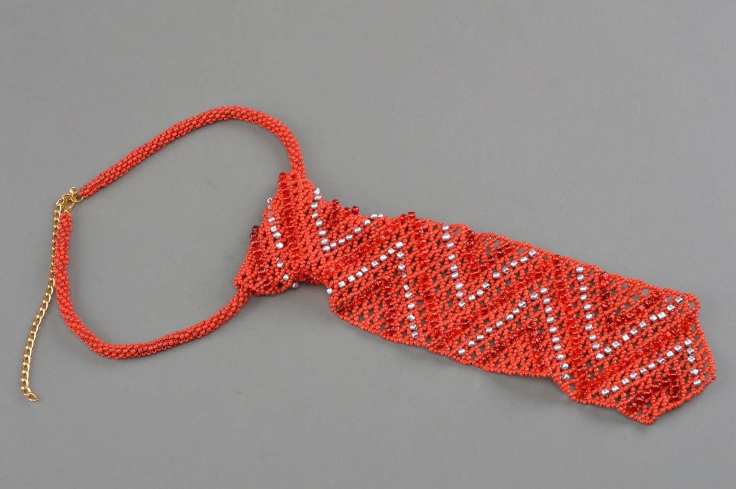 Красный женский галстук из бисера и бусин авторский аксессуар ручной работы фото 2