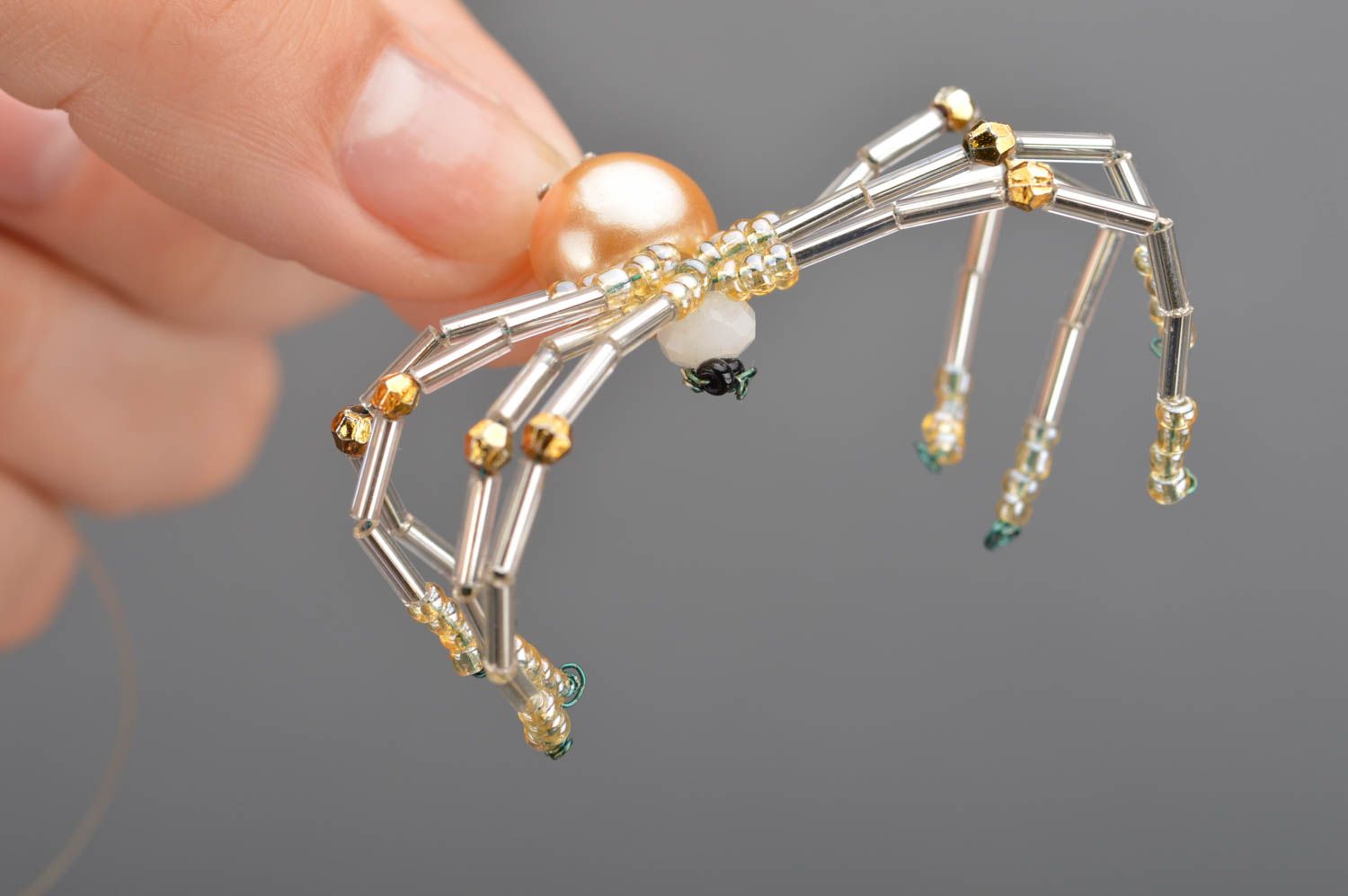Deko Anhänger aus Glasperlen Spinne klein in Gold handgemacht künstlerisch schön foto 3