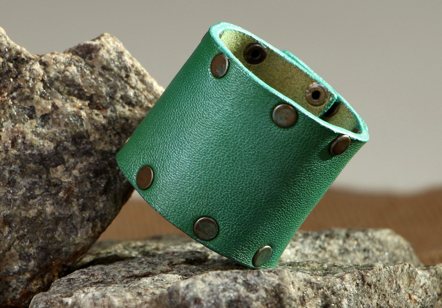 Grünes Armband aus Leder mit Druckknöpfen foto 1