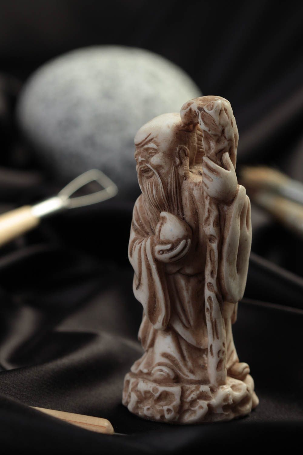 Статуэтка из полимерной смолы и мраморной пудры ручной работы нэцкэ Шоусин фото 1