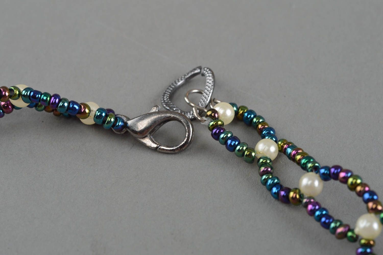 Weibliches geflochtenes Collier aus Glasperlen und Perlen handmade Accessoire foto 4