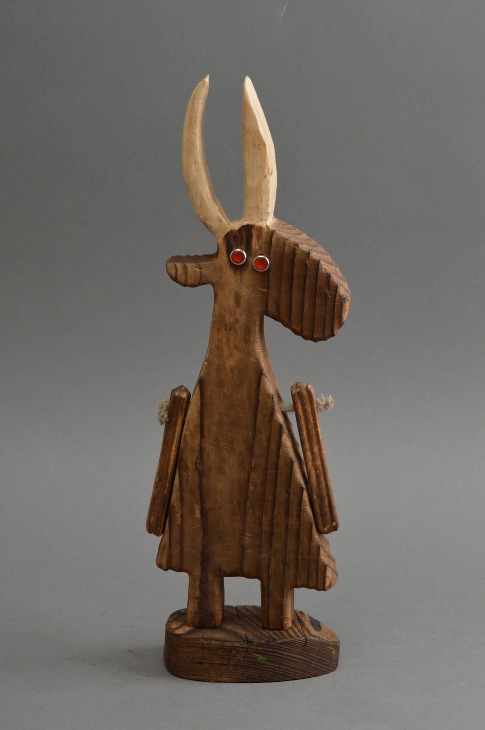 Geschnitzte handgemachte Figurine aus Holz in Form von Ziege für Deko foto 2