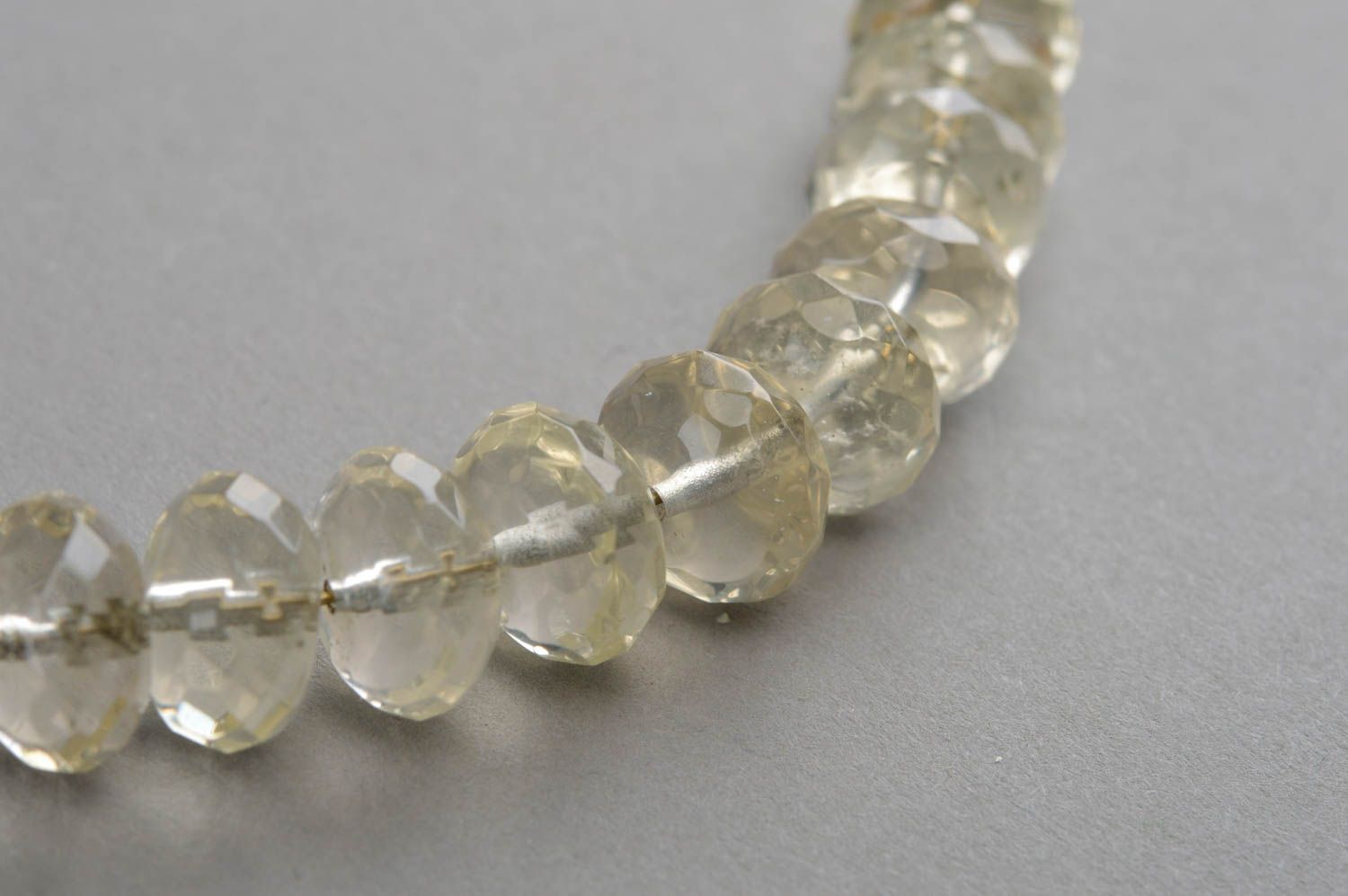 Collier de perles à facettes transparentes en quartz sur cordon fin fait main photo 4