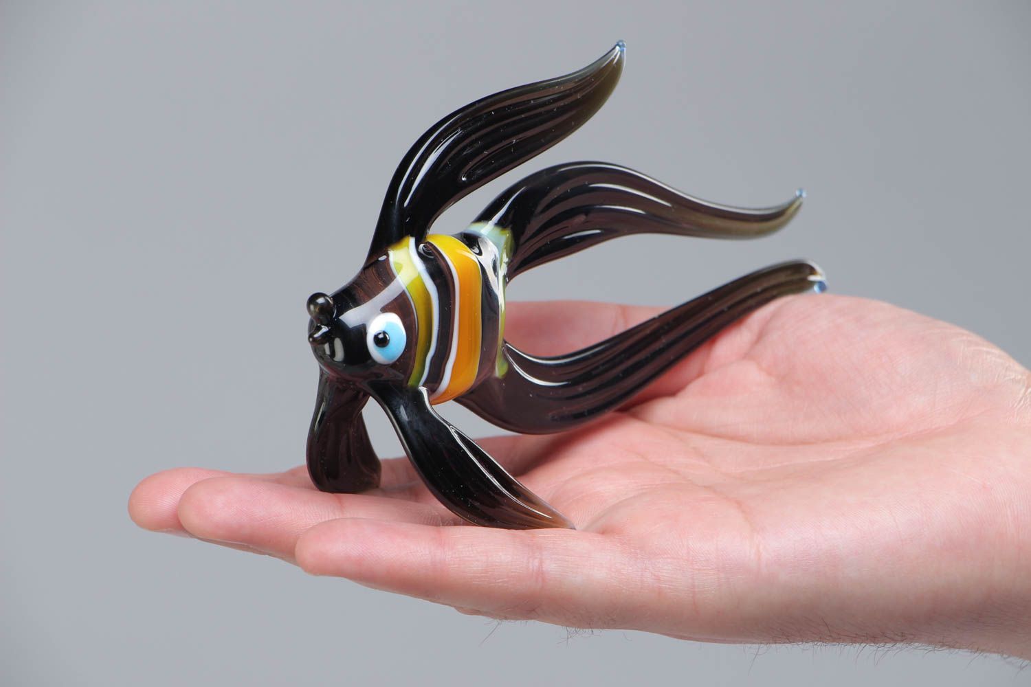 Стеклянная рыбка в технике лэмпворк фигурка ручной работы авторская черная фото 5