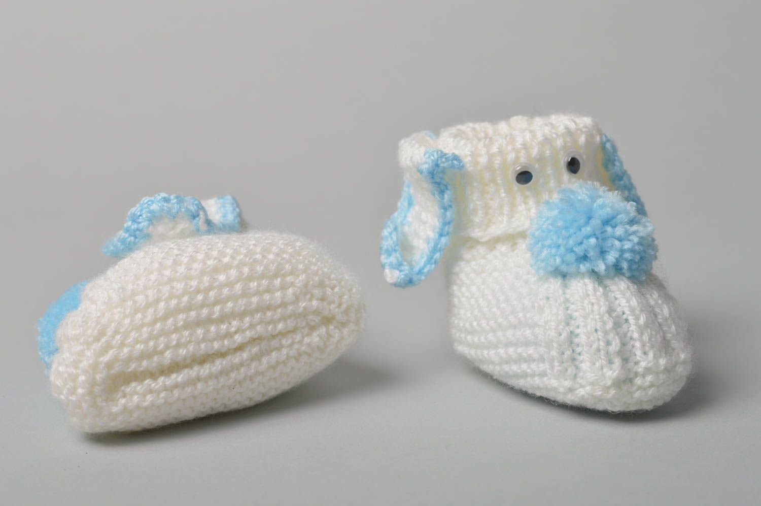 Chaussons tricotés fait main Accessoire bébé blanc bleu ciel Cadeau enfant photo 5