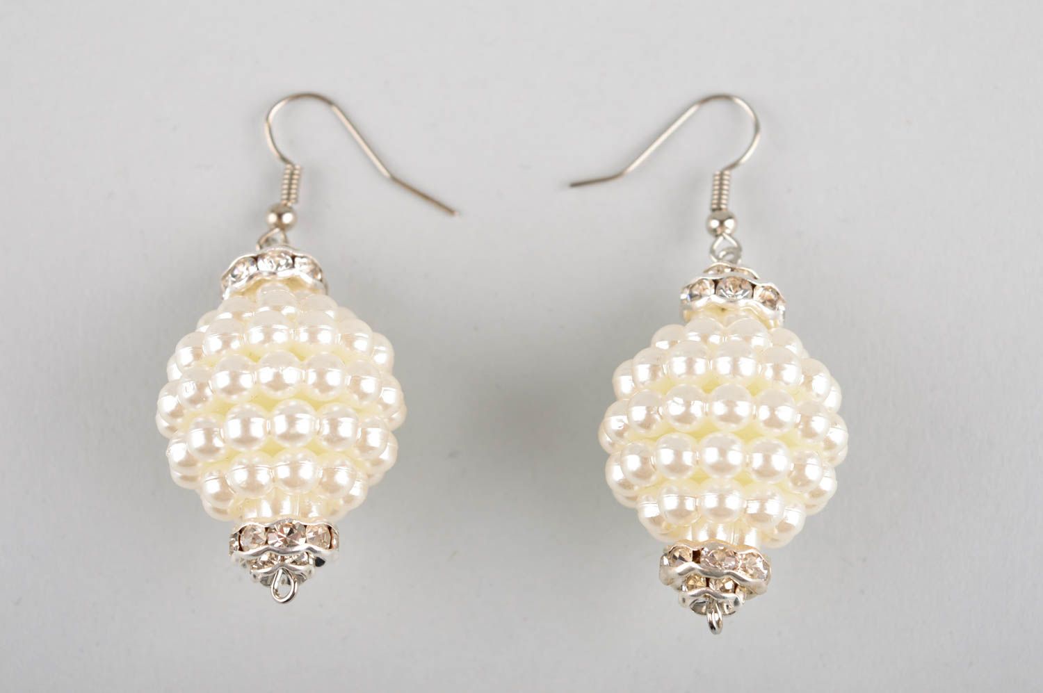 Boucles d'oreilles blanches Bijou fait main en fausses perles Cadeau femme photo 3