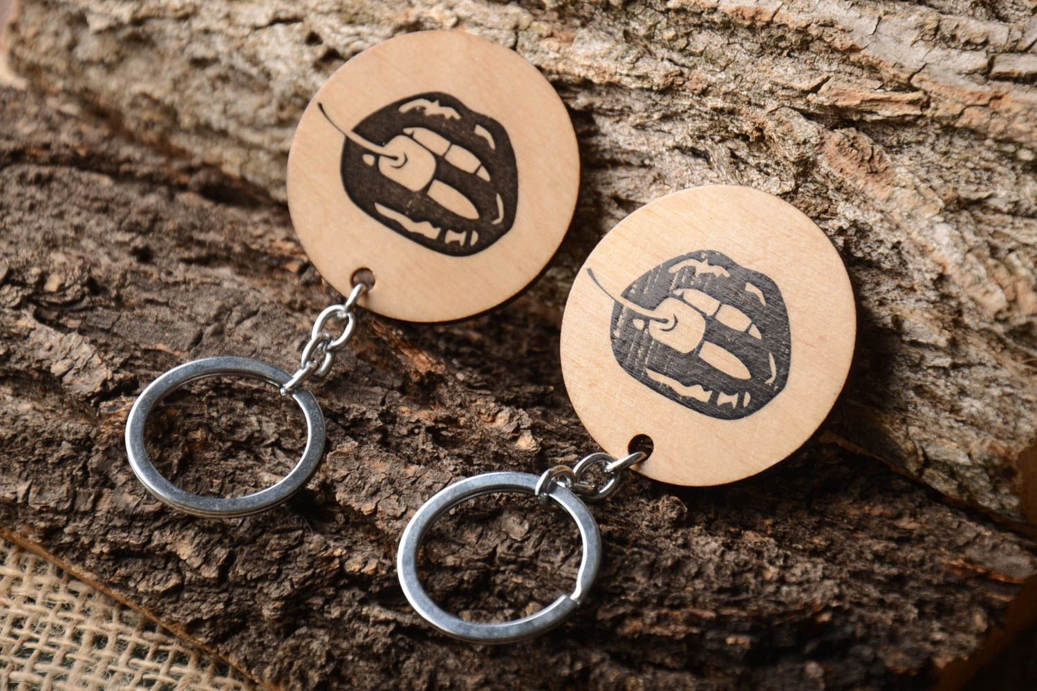 Porte-clés en bois faits main ronds avec lèvres 2 pièces Accessoires design photo 1