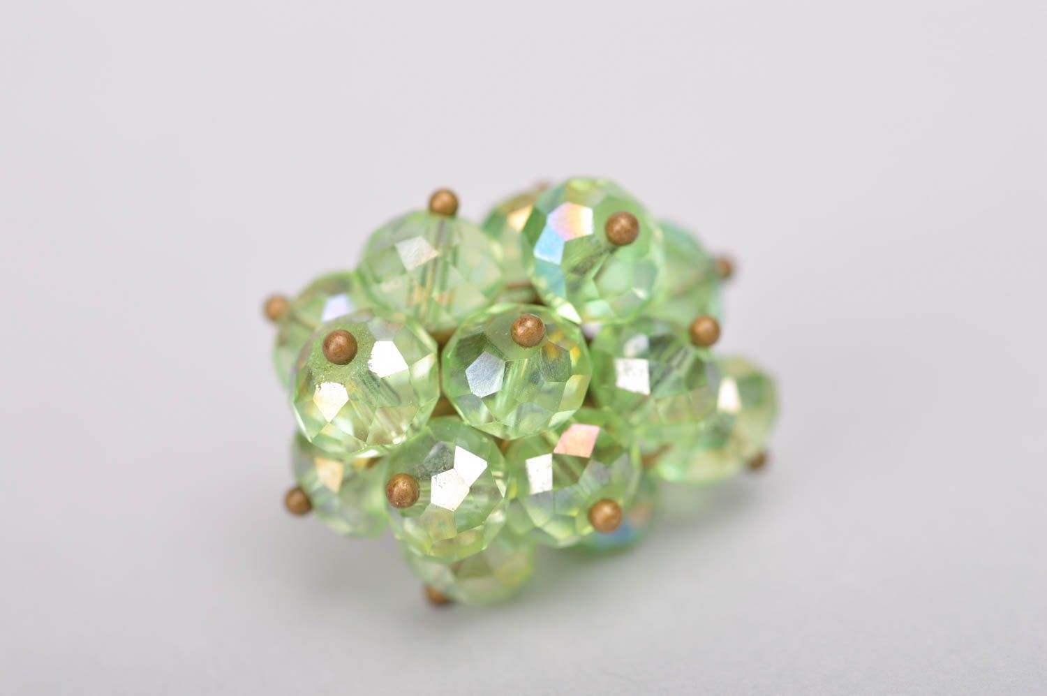 Зеленое кольцо из стеклянных бусин с универсальным размером ручной работы  фото 5