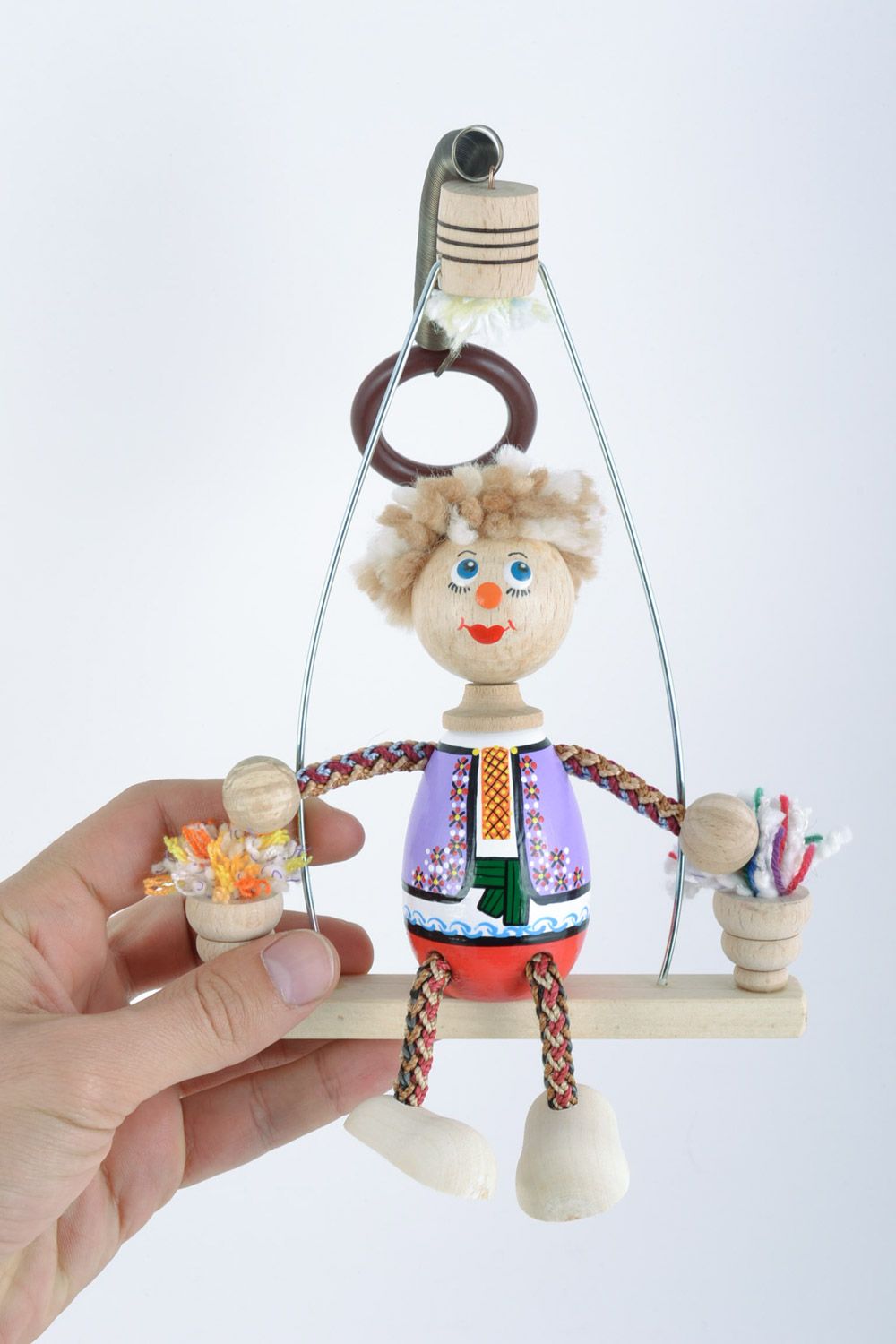 Handgemachtes Öko Spielzeug aus Holz mit Feder bemalt in Form vom Clown für Kind foto 2