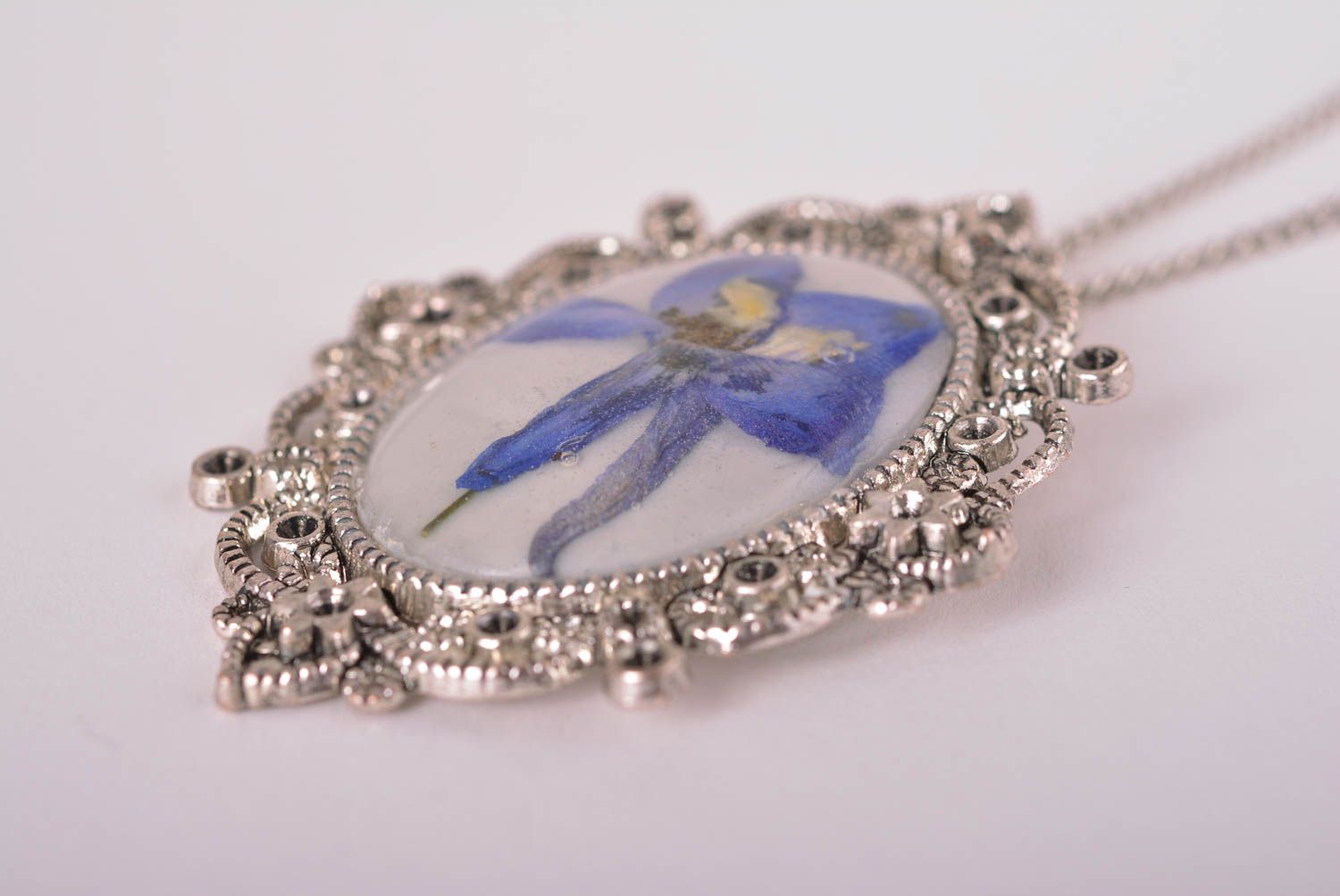 Pendentif métal résine époxy Bijou fait main fleur vintage bleu Accessoire femme photo 4