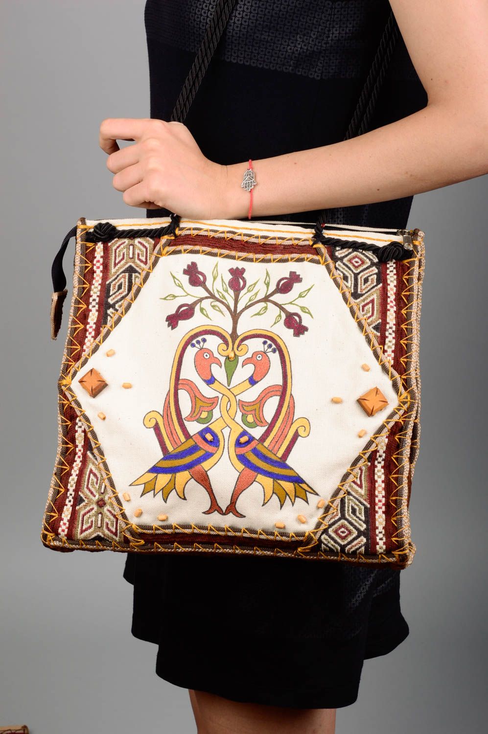 Schöne handgemachte Tasche aus Stoff mit langem Henkel und ethnischen Motiven foto 3