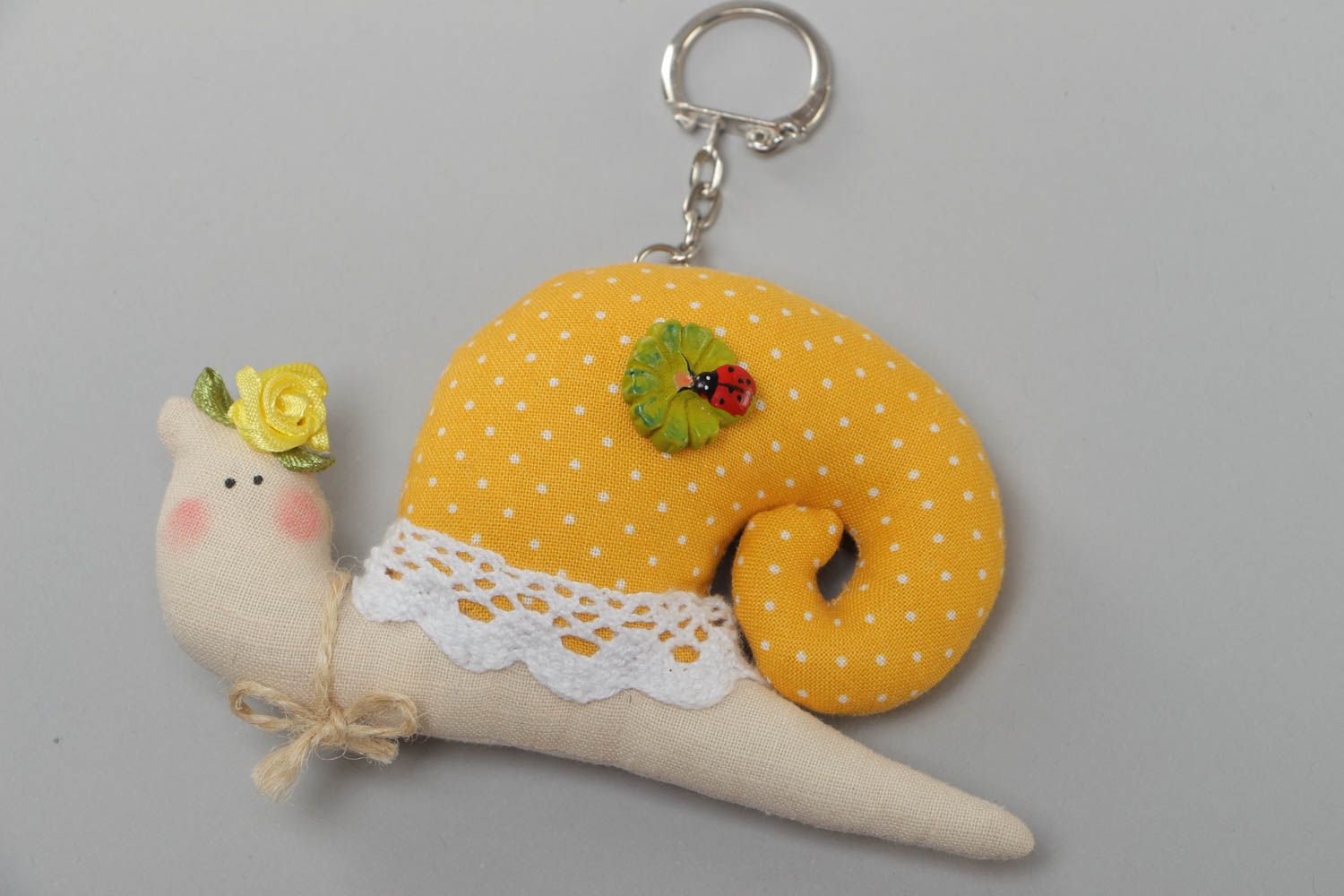 Llavero artesanal decorativo de tela a ganchillo con forma de caracol amarillo foto 2