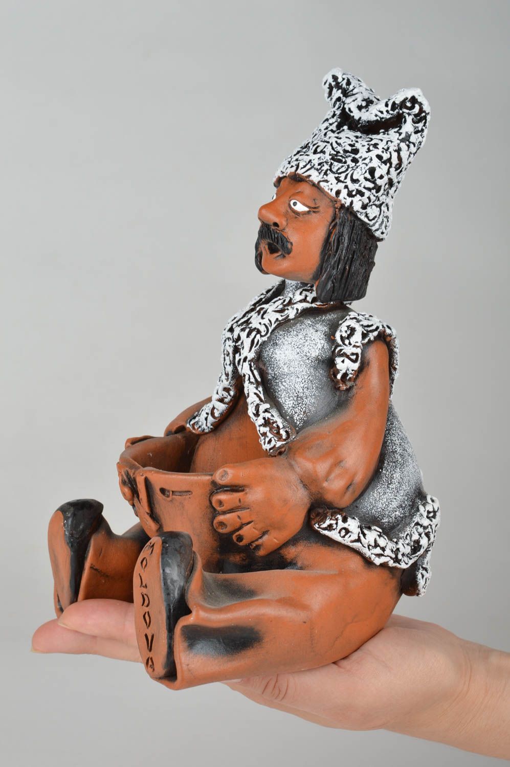 Handgemachte bemalte Deko Figur aus Ton mit Tasche für Interieur Dekoration foto 3