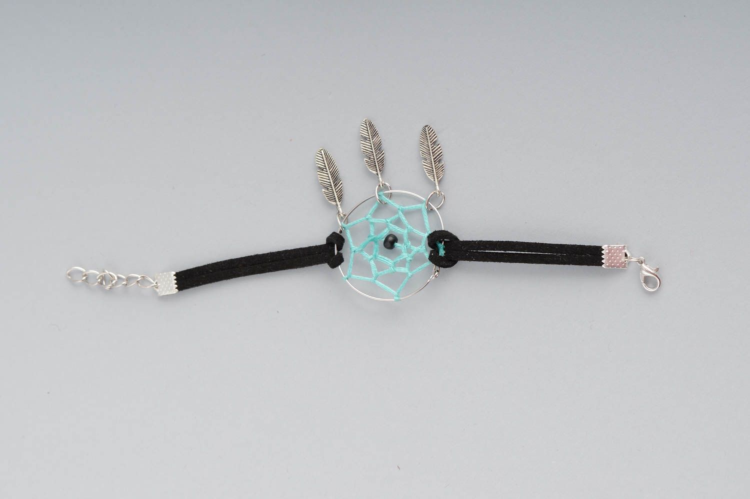 Bracelet fait main en lacets de daim avec pendeloques noir Capteur de rêves photo 2