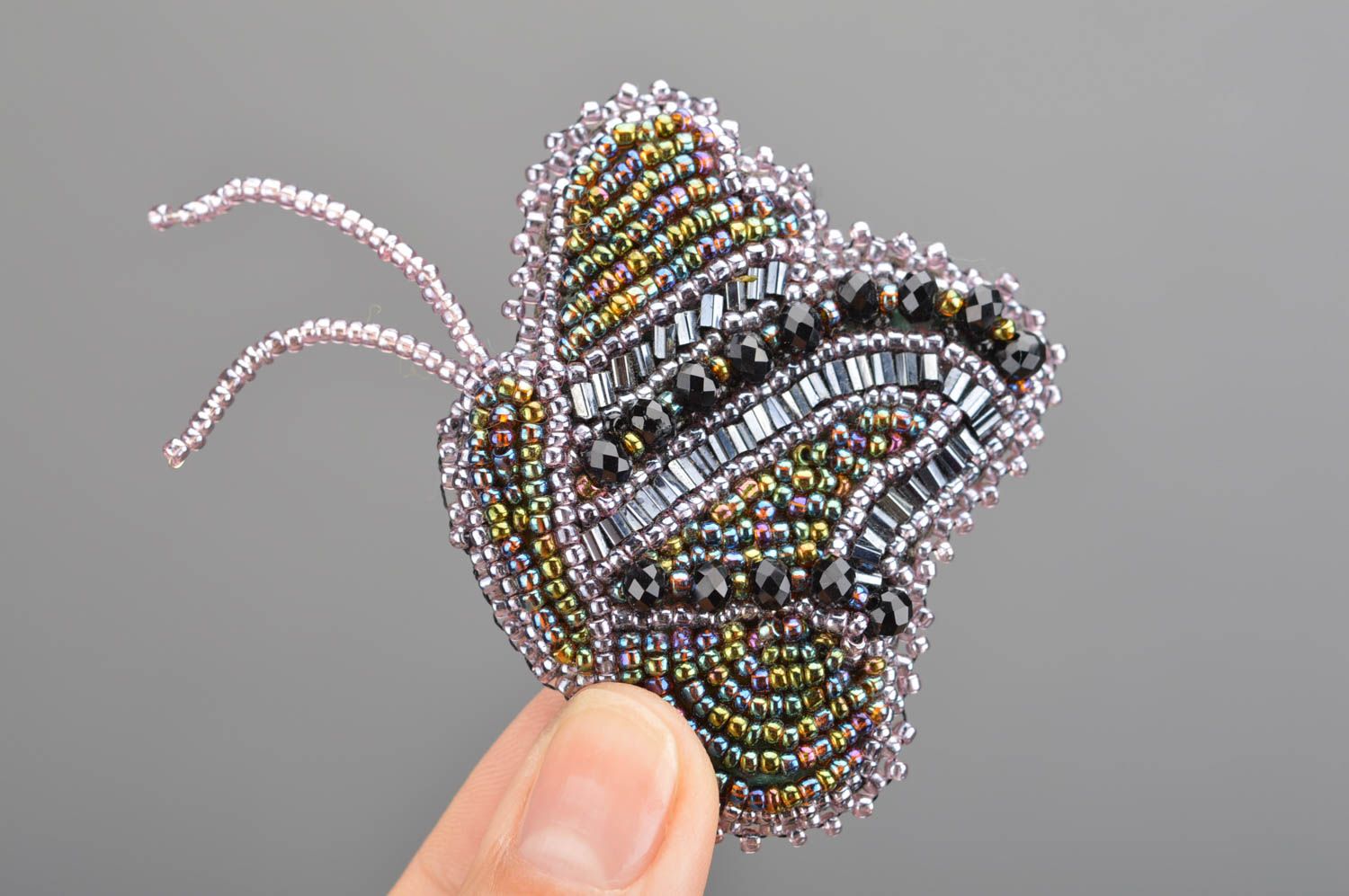 Schöne kleine feine handgemachte Brosche aus Glasperlen schwarzer Schmetterling foto 2