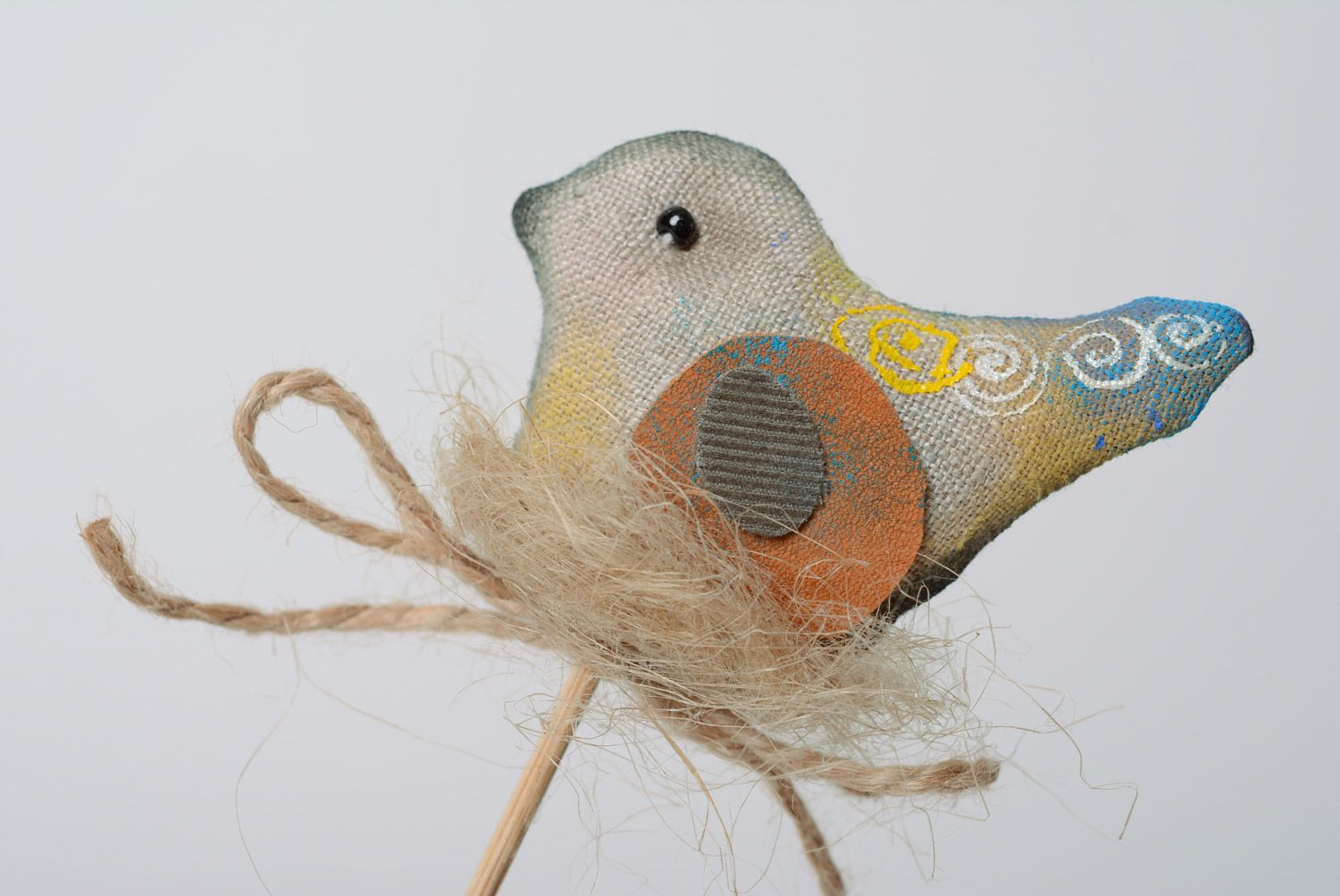 Серая текстильная птичка на палочке мягкая из льна ручной работы для вазонов фото 2