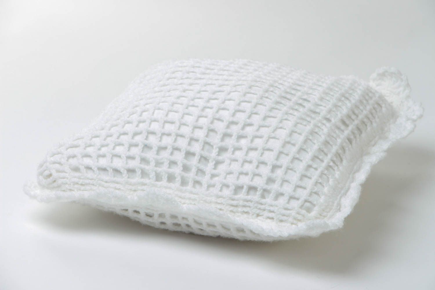 Coussin fait main décoratif blanc tricoté au crochet pour canapé ajouré photo 3