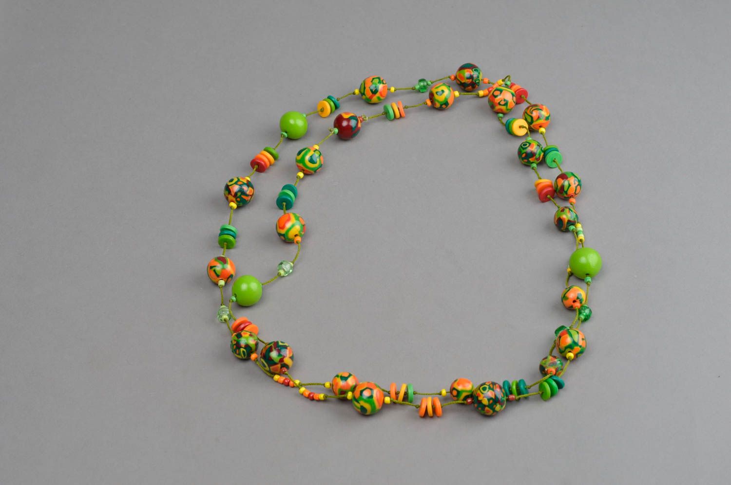 Modische sommerliche grüne bunte schöne handgemachte Halskette aus Polymerton foto 2