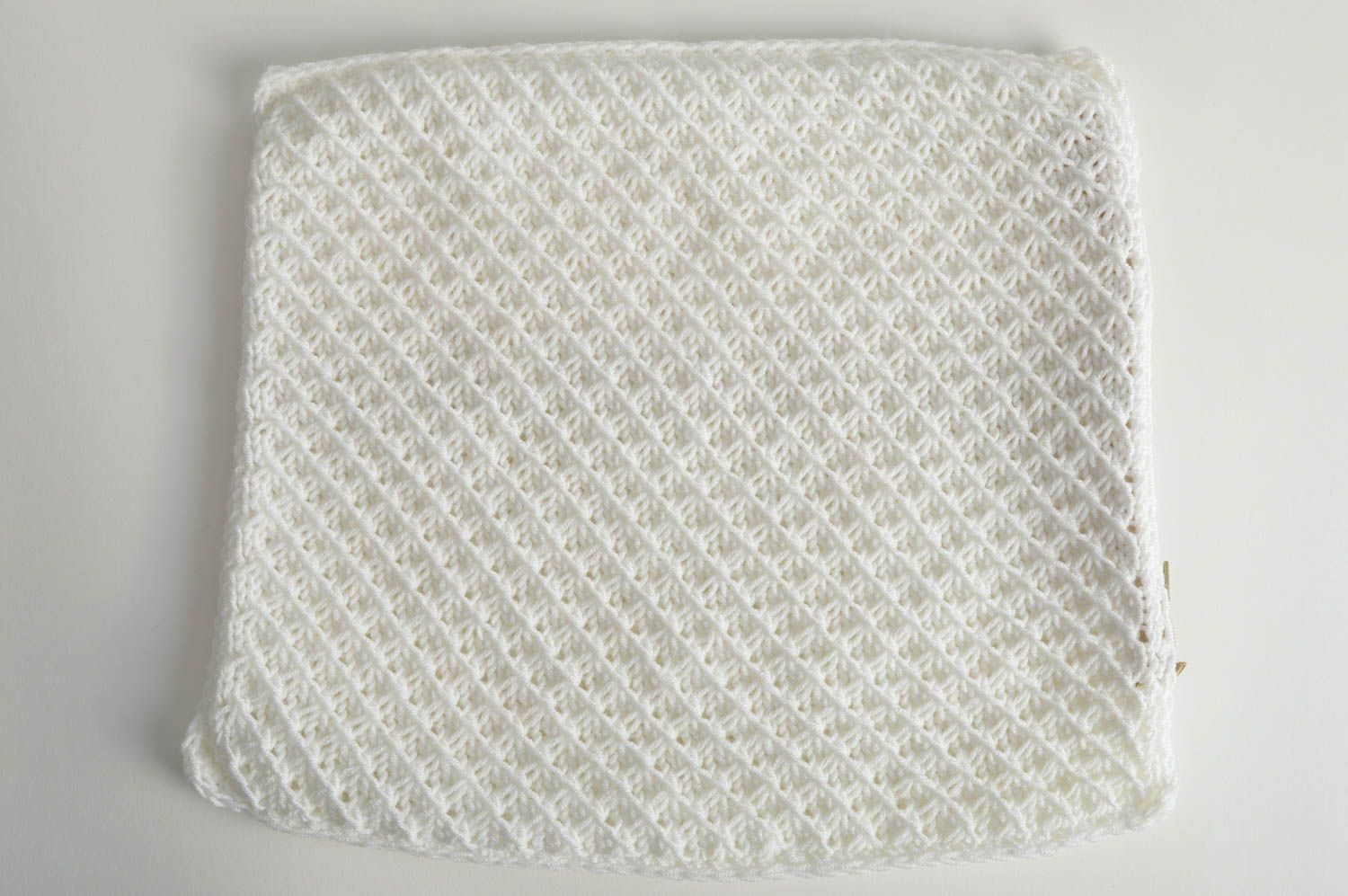 Funda de almohada artesanal tejida de color blanco con ornamento torcido foto 2