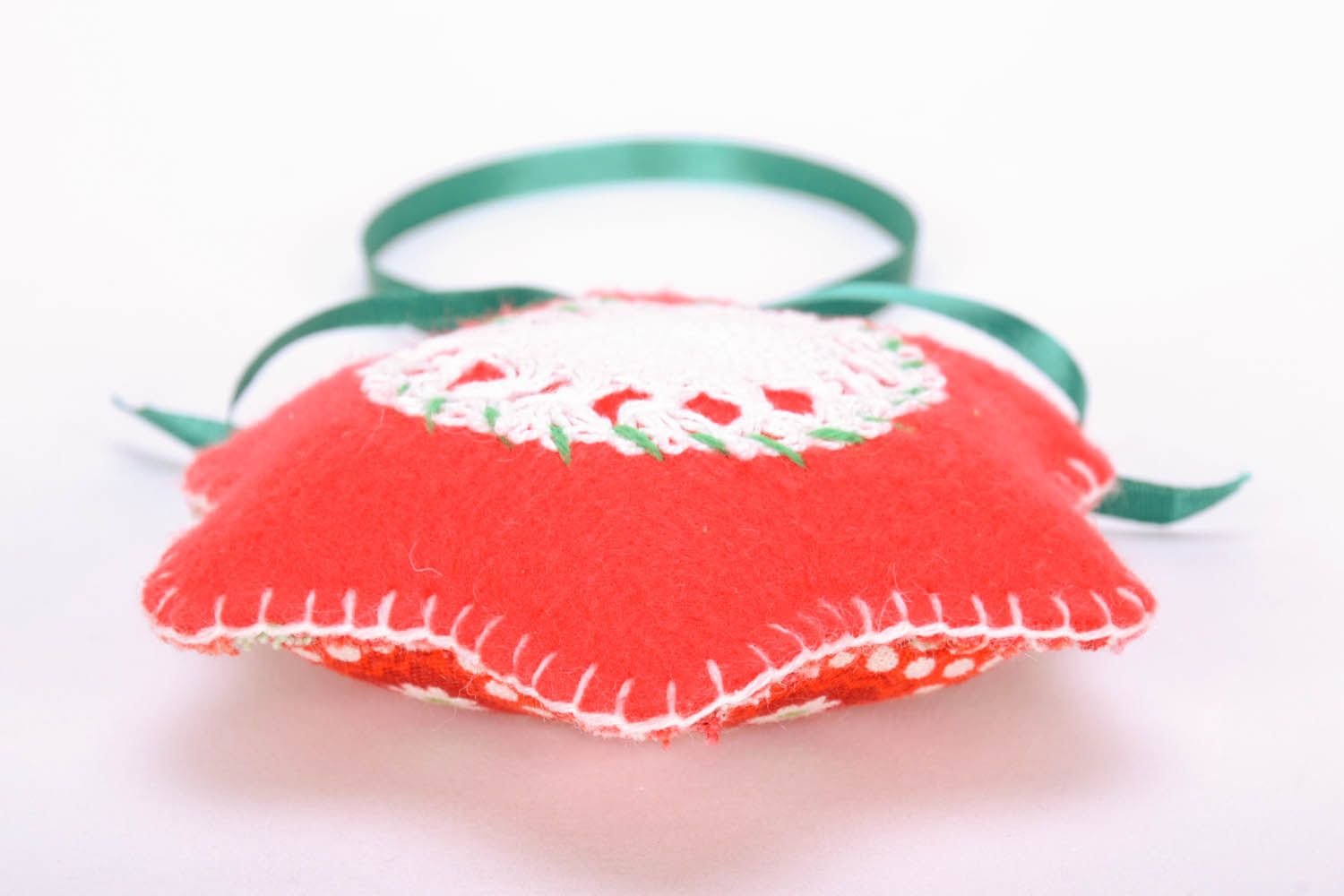 Brinquedo do Natal de dupla face costurado de lã com um lado bordado eo outro um bonito ornamento foto 4