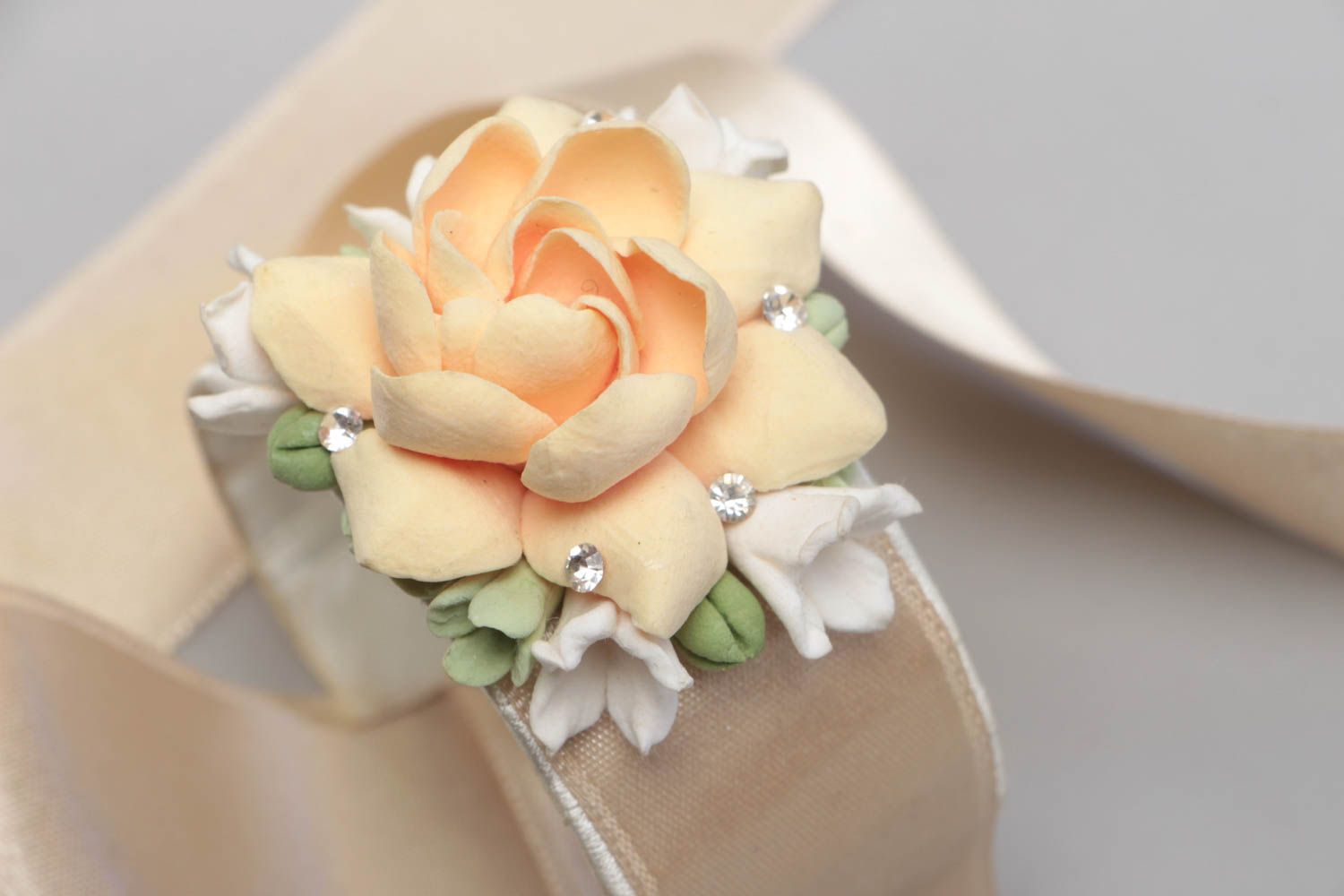 Pulsera de arcilla polimérica y cinta de raso artesanal con flores beige foto 5